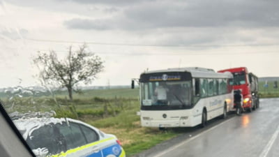 Accident grav în Tulcea: Un autocar cu 20 de pasageri implicat într-o coliziune cu un TIR 2 Accident grav în Tulcea: Un autocar cu 20 de pasageri implicat într-o coliziune cu un TIR