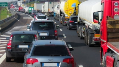 România se confruntă cu o criză de șoferi profesioniști: elevii pot obține permisul gratuit și salarii de 5.000 de lei pe lună 7 Unii elevi pot face coala de oferi gratuit iar apoi pot lucra pentru 5 000 de lei pe lun