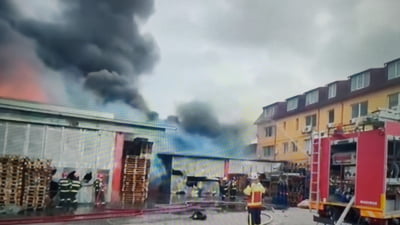 Incendiu violent la un depozit din Sectorul 6 al Capitalei 9 Incendiu violent la un depozit din Sectorul 6 al Capitalei